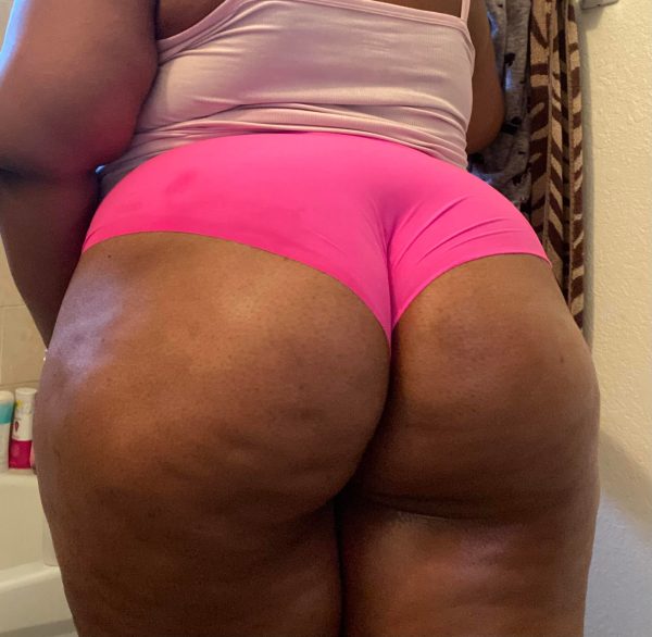 Imagine this big fat ass on your face