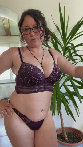40 year old sexy milf ready to help to you live out your fantasies