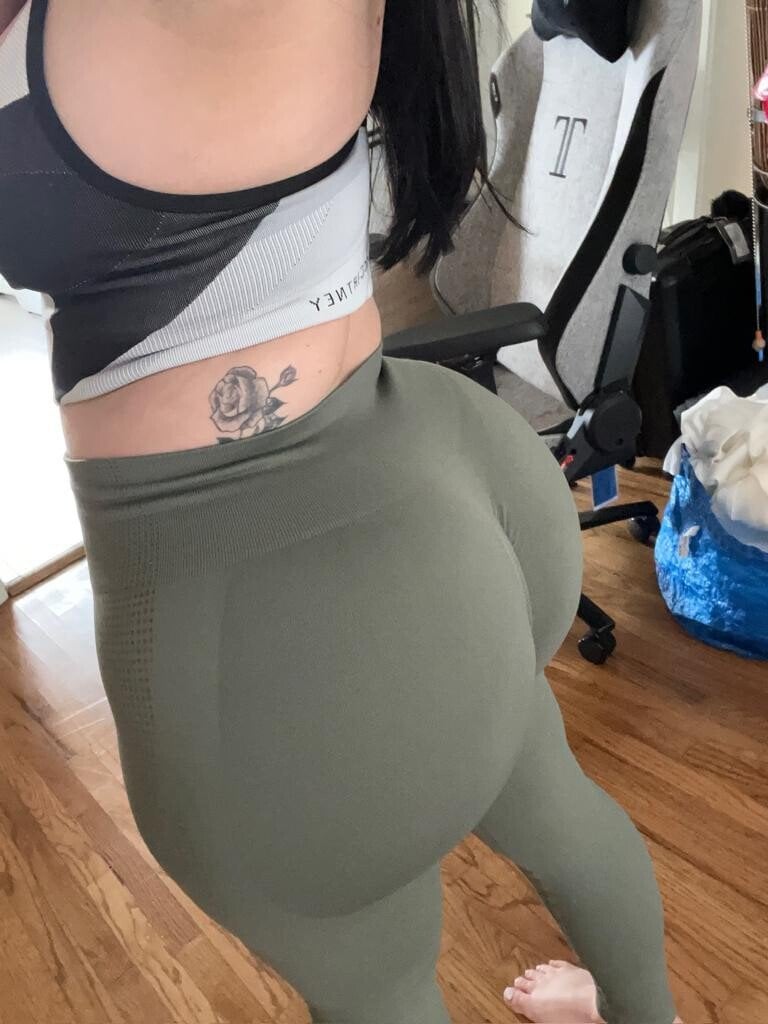 Read more about the article My big booty hardly fits Big Asses