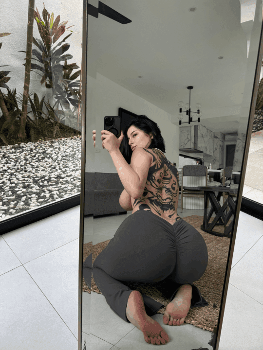 I love snapping mirror pics of my favorite curves :3