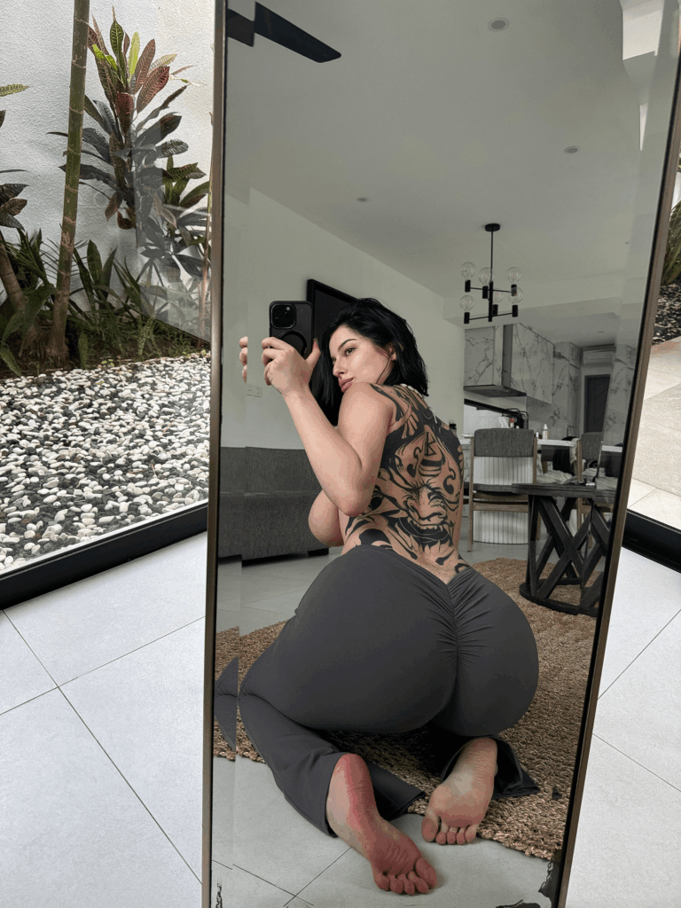 I love snapping mirror pics of my favorite curves :3