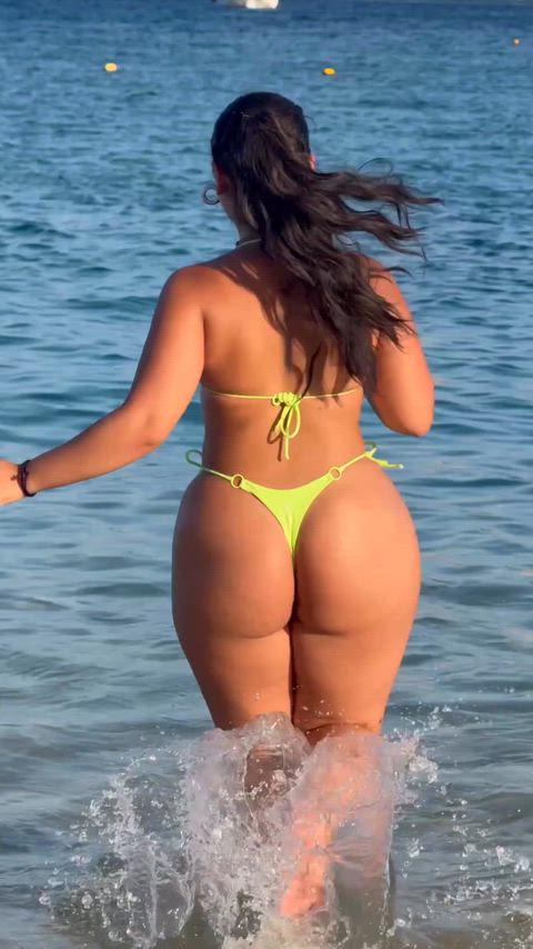 PALG thick palg in the beach feeling herself